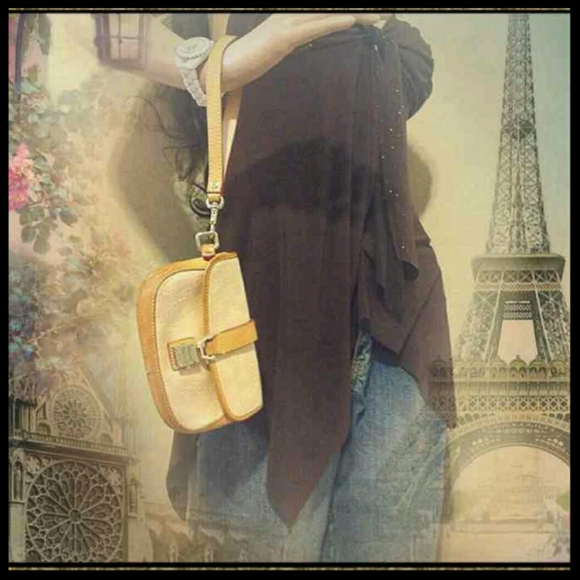 Dooney and Bourke Push Lock Wristlet Wallet - Picture 4 of 4